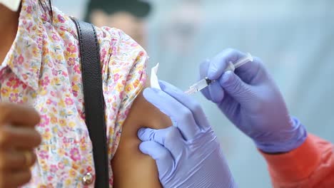 Nahaufnahmevideo-Des-Arms-Einer-Frau,-Der-Der-Corona-Virus-Impfstoff-Injiziert-Wird