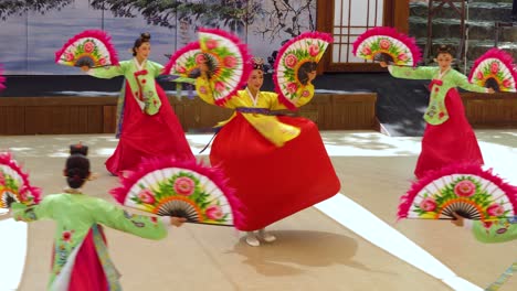 Koreanische-Damen-Führen-Einen-Traditionellen-Tanz-Mit-Großen-Fans-Im-Koreanischen-Volksdorf-Der-Stadt-Yongin-Auf-–-Mittlere-Aufnahme