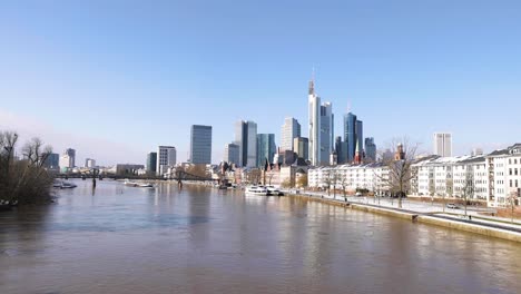 Frankfurter-Skyline-Und-Eiserner-Steg-über-Dem-Main-Mit-Passagierschiff-Tagsüber-Von-Der-Alten-Brücke-In-Frankfurt-Am-Main,-Deutschland