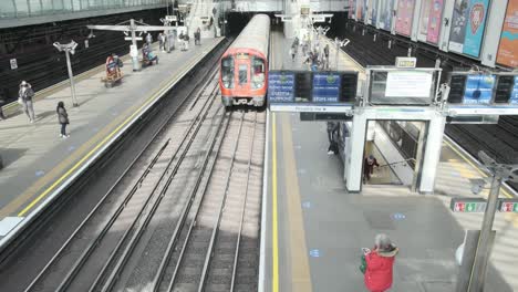 London-District-line-underground-train-doors-opening-in-Earls-court-shot-from-above
