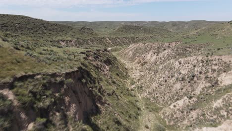 4K-Drohnenvideo-Von-Arikaree,-Das-Im-Sommer-Den-Canyon-In-Kansas-Durchbricht
