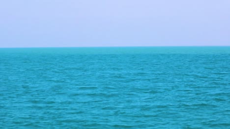 Leerer-Blauer-Ozean-Mit-Dem-Horizont-Im-Hintergrund