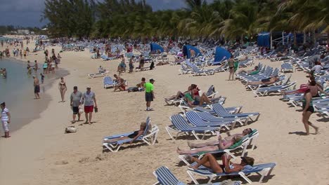 Menschen-Am-Strand-In-Grand-Turk,-Turks--Und-Caicosinseln