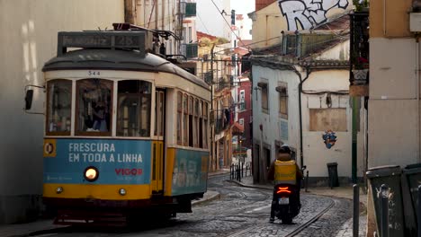 Un-Tranvía-Tradicional-Se-Abre-Paso-A-Través-De-Una-Calle-Estrecha-En-Lisboa,-Portugal