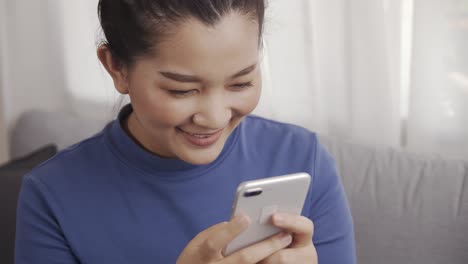 Asiatische-Frau-über-Die-Verwendung-Eines-Smartphones-Mit-KI-Sprachbefehl-Für-Einen-Chat-Mit-Dem-Kunden