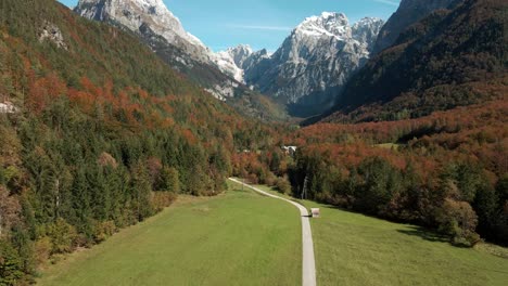 Steigende-Luftaufnahme-Grünes-Tal-Straße-Wald-Berge-Schöne-Landschaft-Blauer-Himmel-Tag