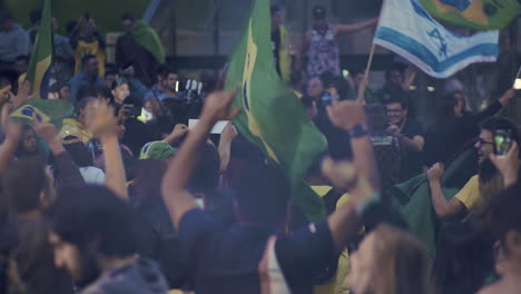 Israelische-Und-Brasilianische-Flaggen-Wehen-über-Anhängern-Des-Gewählten-Brasilianischen-Präsidenten-Jair-Bolsonaro,-Die-2018-Seinen-Sieg-Am-Pool-Feiern