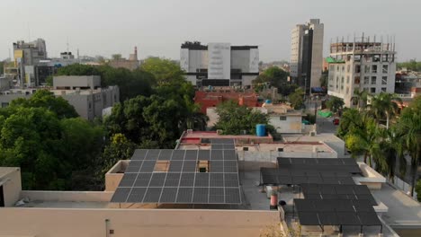 Matriz-De-Paneles-Solares-En-La-Azotea-En-Lahore-En-Pakistán