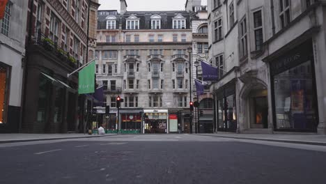 London---Leere-Straßen---Old-Bond-Street-Tiefschuss-In-Richtung-Piccadilly
