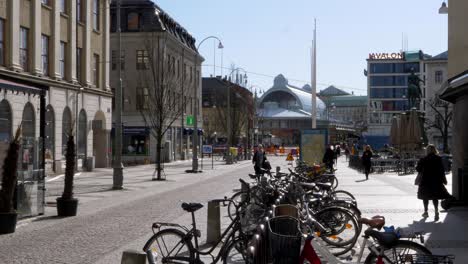 Vista-Del-Centro-De-La-Ciudad-Del-Edificio-Histórico,-Estacionamiento-De-Bicicletas-En-Kungsportsplatsen