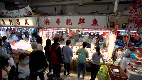 Vendedores-Que-Venden-Mariscos-Frescos-A-Los-Consumidores-En-El-Mercado-De-Pescado-En-Hong-Kong