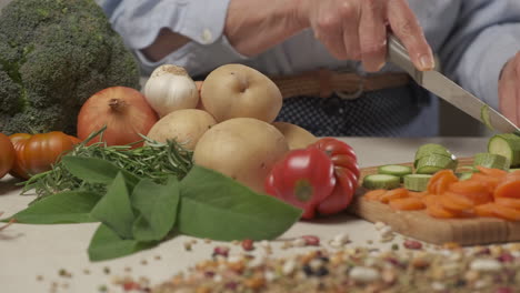 Mujer-Cortando-Verduras-Calabacín,-Comida-De-Dieta-Mediterránea,-Comida-Vegetariana-Vegana