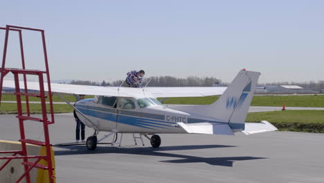 Tripulación-Con-Mascarilla-Repostando-Avionetas-Del-Avión-Cessna-172