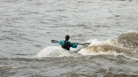 Kayakista-En-El-Río-Ottawa-Surfeando-Las-Olas-Creadas-Por-Los-Rápidos-De-Las-Aguas-De-Inundación