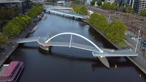 Statische-Drohne-Schoss-Während-Der-Covid-Sperre-über-Die-Leere-Melbourne-Brücke-–-Australien