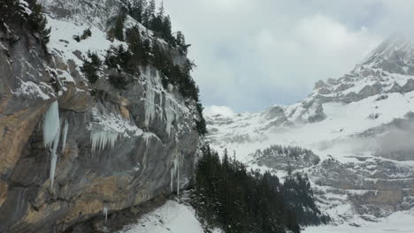 Lufttransport-Von-Der-Eisbedeckten-Bergwand-Zum-Wunderschönen-Schneebedeckten-Tal