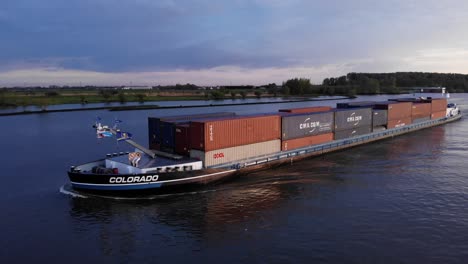 Binnenschiff-Von-Colorado-Mit-Einem-Großteil-Der-Intermodalen-Container,-Die-Auf-Dem-Fluss-Oude-Maas-In-Den-Niederlanden-Fahren