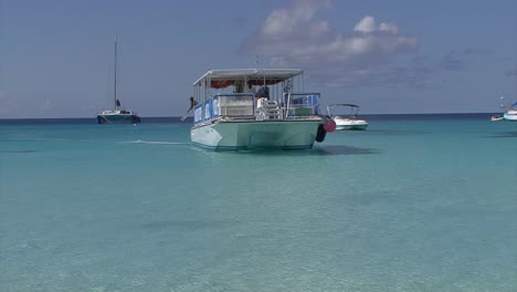 Kleine-Boote-Im-Türkisfarbenen-Wasser-Der-Insel-Grand-Turk