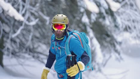 Athletischer-Mann-Lächelt-In-Die-Kamera,-Während-Er-Sich-Auf-Das-Skifahren-Vorbereitet