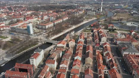 Luftaufnahme:-Altstadt-Von-Klaipeda,-Historische-Häuser-Mit-Barocker-Architektur-Und-Fluss-Danes