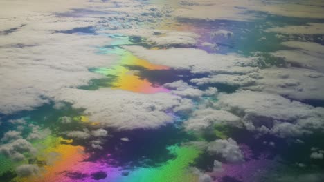 Regenbogenlandschaft-Eines-Farbenfrohen-Ozeans-über-Den-Wolken-Mit-Dem-Meer-Von-Einem-Flugzeug-Aus,-Das-über-Den-Atlantischen-Ozean-Reist