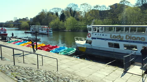 Chester-In-Cheshire,-Chester-River-Und-Boote!-Bootsfahrten