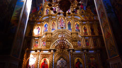 Kronleuchter-Goldene-Verzierungen-Und-Farbe-Der-Inneren-Barocken-Kirchenkathedrale,-Kiewer-Höhlenkloster,-Kiew,-Ukraine