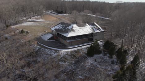 Aerial-Drone-Footage-Dollying-Forward-and-Panning-Down-of-an-Abandoned-Lodge