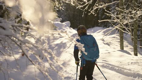 Esquiador-En-Cámara-Lenta-Deslizándose-Por-El-Bosque-Nevado-Y-Saltando