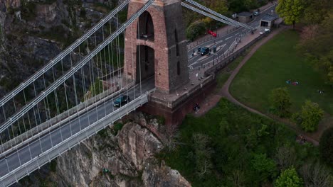 Absteigende-Drohnenaufnahme-Des-Ostturms-Der-Clifton-Suspension-Bridge-Bristol
