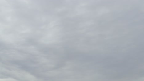 Hellgraue-Wolkenzeitraffer,-Schlechtes-Wetter-Kommt-Herein,-Schnell-Fließende-Wolken