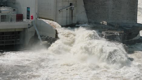 Tosendes-Flusswasser-Strömt-Aus-Dem-Stromerzeugungsgebäude-Des-Wasserkraftwerks-Auf-Der-Insel-Chaudière-In-Den-Ottawa-River