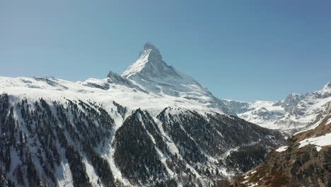 Weitwinkelaufnahme-Des-Wunderschönen-Matterhorns-In-Der-Schweiz