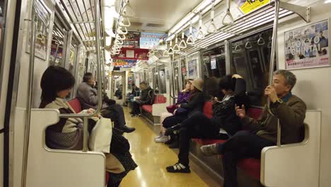 Tokio,-Japón:-Punto-De-Vista-Desde-El-Interior-Del-Tren-Subterráneo-En-Tokio,-Japón,-Con-Muchos-Pasajeros-Dentro