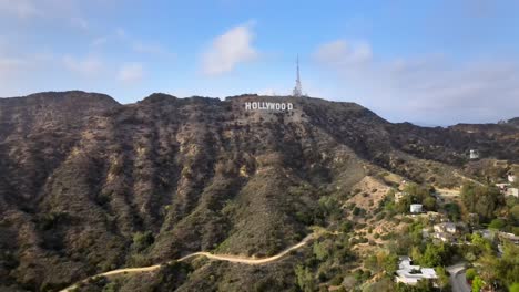 Berühmtes-Hollywood-Schild,-Luftaufnahme-In-Richtung-Berg-über-Häusern,-Bewölkter-Tag