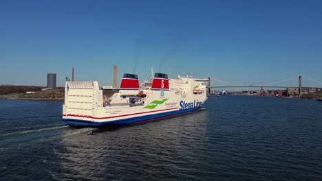 Ms-Stena-Line-Cruiseferry-Navegando-En-El-Río-Gota-Alv-Llegando-A-Gotemburgo,-Suecia