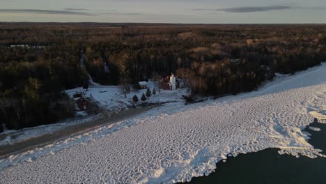 4K-Drohnenvideo-Des-40-Meilen-Punkt-Leuchtturms-Im-Presque-Isle-County-In-Michigan-Im-Winter
