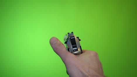 Abfeuern-Einer-Handfeuerwaffe-Mit-Grünem-Bildschirm,-Chroma-Key,-Ego-Perspektive,-Zeitlupe