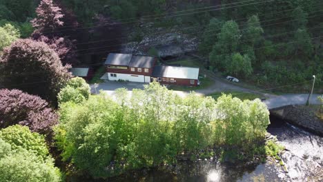 Dalekvam-Lachsbrutstätte-–-Erfolgreiche-Brutstätte-Für-Wildlachs-Smolt-Im-Westen-Norwegens-–-Luftaufnahme-Der-Brutstätte-Und-Des-Flusses-Aus-Dem-Kraftwerkstunnel