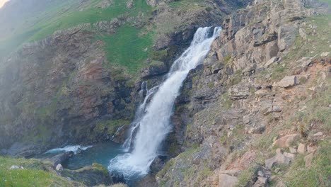 Slowmotion-Wasserfall-In-Einem-Gebirgstal-In-Den-Pyrenäen-Im-Frühling