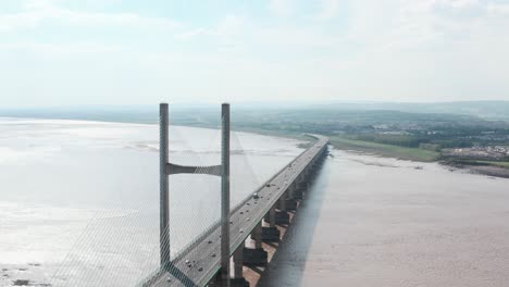 Dolly-Back-Drohnenaufnahme-Von-Der-Prince-of-Wales-Hängebrücke-In-Der-Severn-Mündung