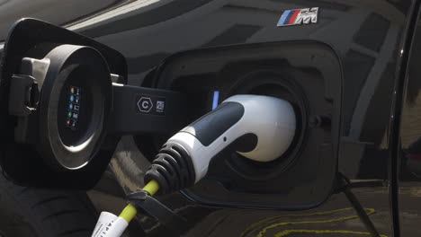 BMW-330e-Plug-in-Hybridauto-Wird-In-Der-Einfahrt-Aufgeladen