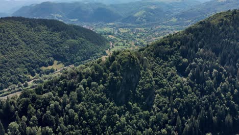 Pico-De-Montaña-Con-Follaje-Denso-En-Rumania-En-Un-Día-Soleado