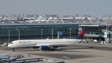 Long-haul-Delta-Airbus-A350,-arriving-at-gate-of-Haneda-Airport-Tokyo