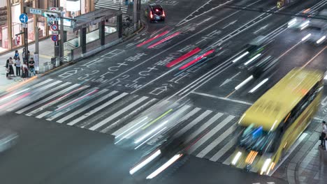Lapso-De-Tiempo-De-Tráfico-En-La-Avenida-Harumi-Dori-Con-Peatones-En-La-Noche-En-La-Ciudad-De-Chuo,-Tokio,-Japón