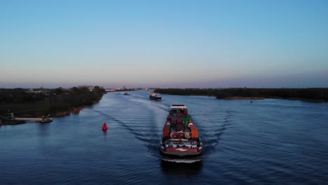 Barco-De-Carga-De-Contenedores-Navegando-En-Un-Río