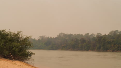 Rauchige-Landschaft-Eines-Flusses-Im-Pantanal-Während-Waldbränden