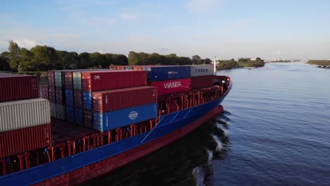 Großes-Containerschiff-Fährt-Am-Kanal-In-Der-Nähe-Von-Puttershoek,-Niederlande