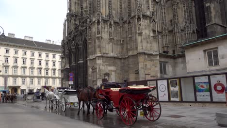 Wide-view-of-typical-Fiaker-Horse-carriages-in-Vienna,-Austria