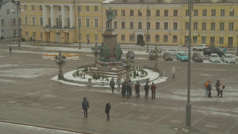 Statue-Von-Kaiser-Alexander-II.-Vor-Der-Kathedrale-Von-Helsinki,-Senatsplatz-An-Einem-Kalten-Wintertag